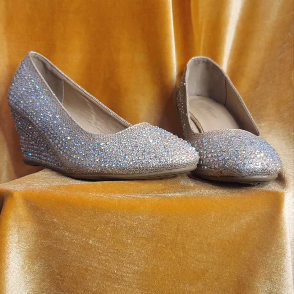Womens Beautiful Forever Gold Size 6 Wedges